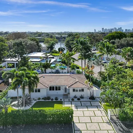 Your Private Oasis Just Off Wilton Drive Villa